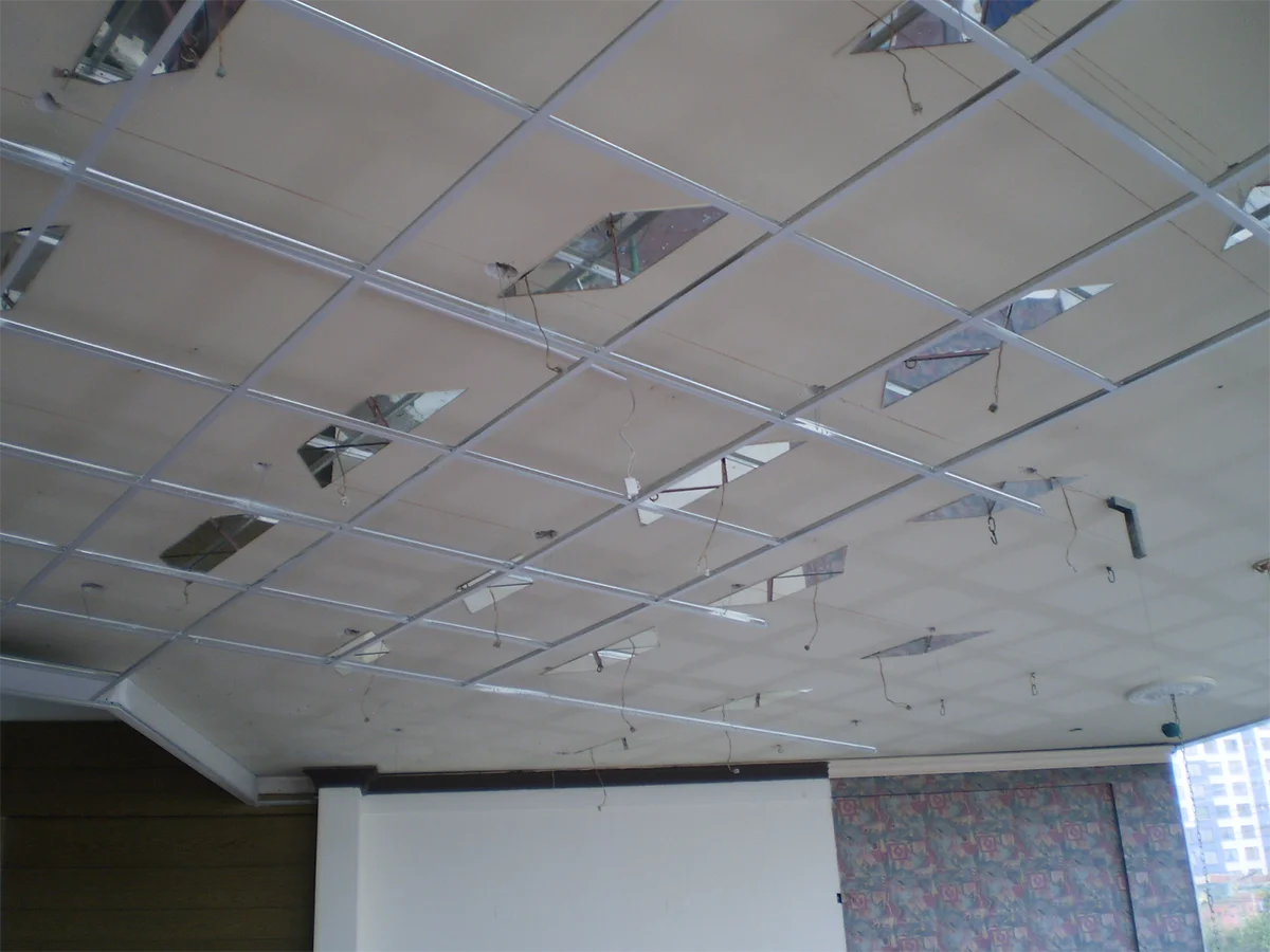 Cielo de drywall para revisión técnica